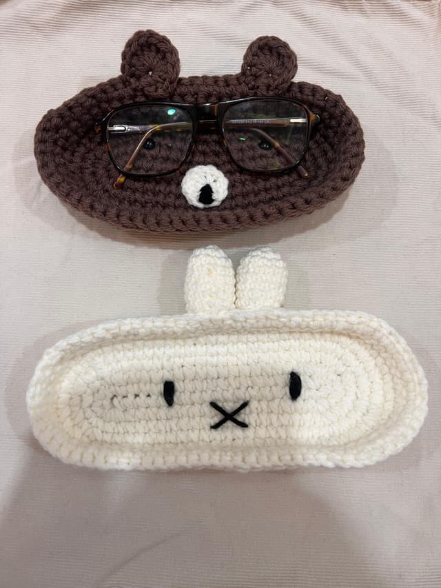 Crochet eyewear holder